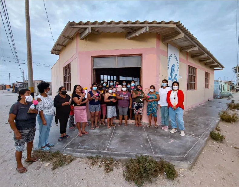 Grupo de emprendedoras frente a un local en Sechura