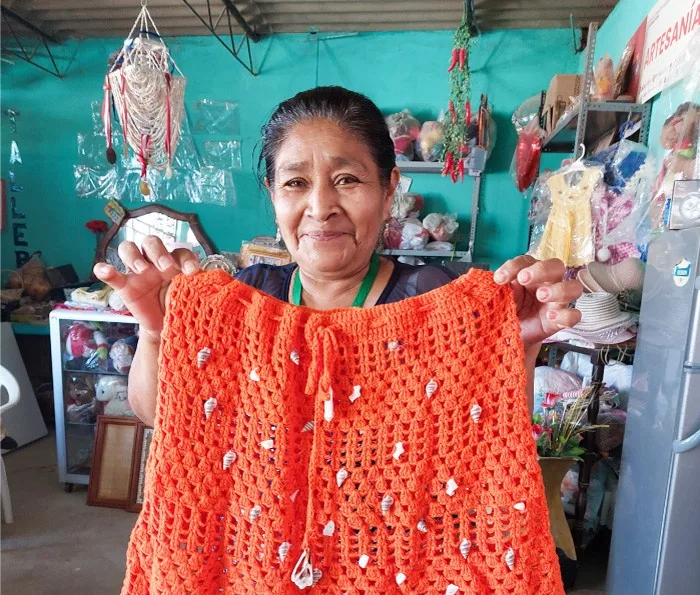 Emprendedora de Sechura mostrando una prenda tejida